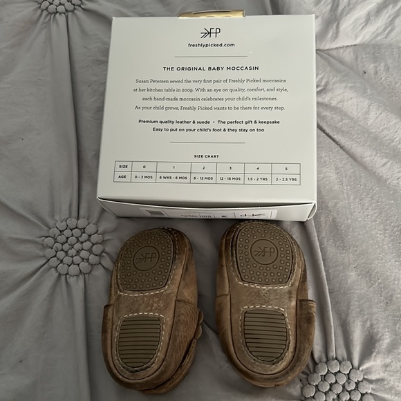 Mini sole bow moccasins - Picture 3 of 3